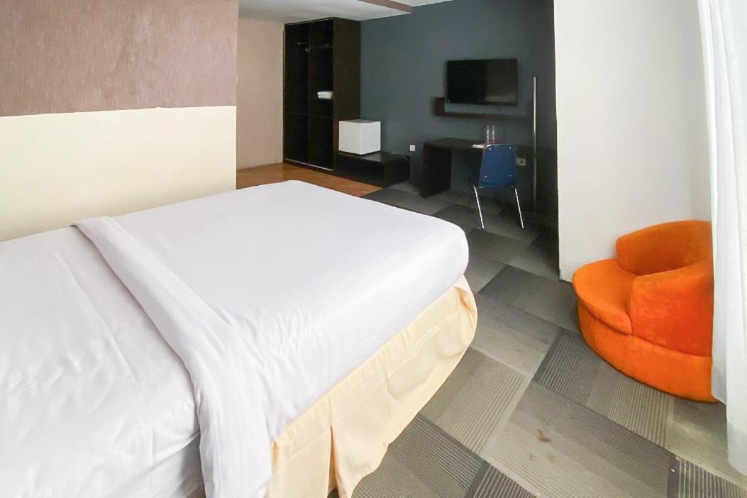 Urbanview Hotel Asyra Makassar Exterior foto